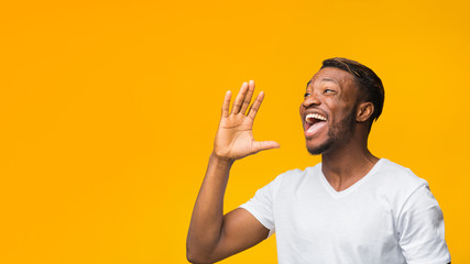 Poster - Black Man Shouting Holding Hand Near Mouth Standing In Studio