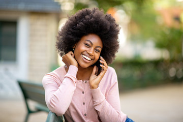 Poster - Close up smiling young african american lady with afro hair talking with mobile phone