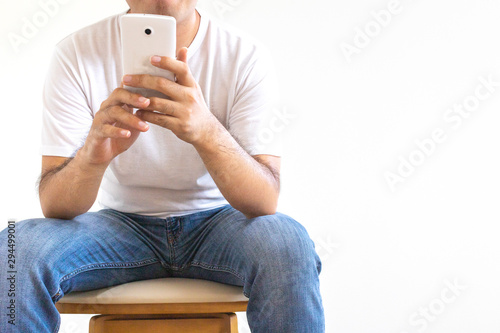 椅子に座ってスマートフォンを操作している男性 Stock Photo Adobe Stock 椅子に座ってスマートフォンを操作している男性 Stock Photo Adobe Stock