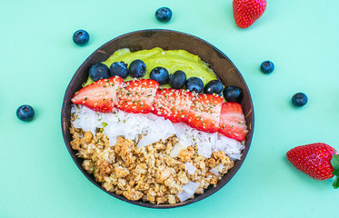 pattern matcha salad with berries