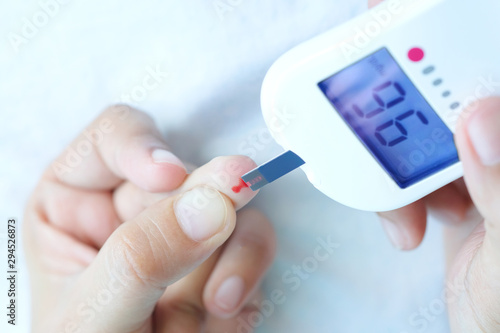 Fotografía hand of people check diabetes and high blood glucose monitor with digital pressure gauge