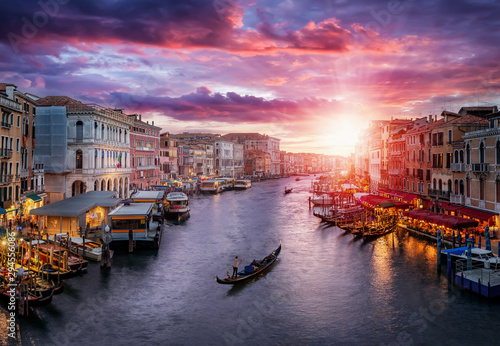 Fotografía Romantischer Sonnenuntergang hinter dem Kanal Grande in Venedig, Italien, mit vo