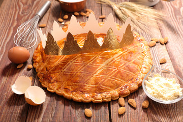 Wall Mural - epiphany cake and crown- galette des rois