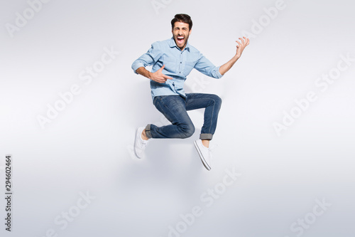 Fotografía Full length photo of wild multiethnic guy jumping high at hard rock concert play