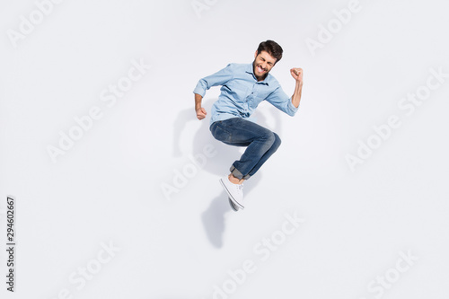 Fotografía Full body profile photo of funny arabian guy jumping high rejoicing of great win