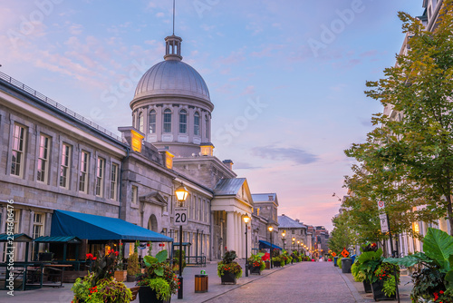 Fotomural Old town Montreal at famous Cobbled streets at twilight