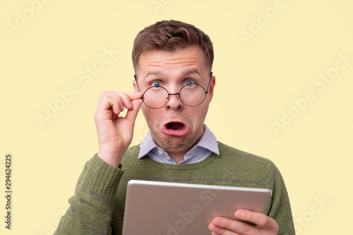 Cuadros en Lienzo man wearing glasses dressed in green sweater using tablet computer