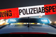 © OFC Pictures - Polizeiabsperrung mit Polizeiauto im Hintergrund