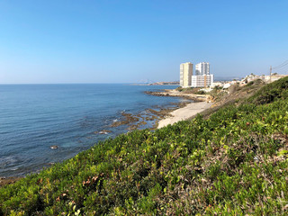 Paisaje de montaña y mar con apartamentos turísticos y de fondo el Peñón de Gibraltar