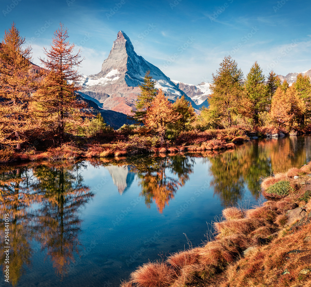 Spektakularny widok rano jeziora Grindjisee z Matterhorn, Szwajcaria - obrazy, fototapety, plakaty 