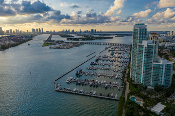 Fototapete - Aerial photo Miami Beach Marina at sunset showing yachts and Macarthur Causeway