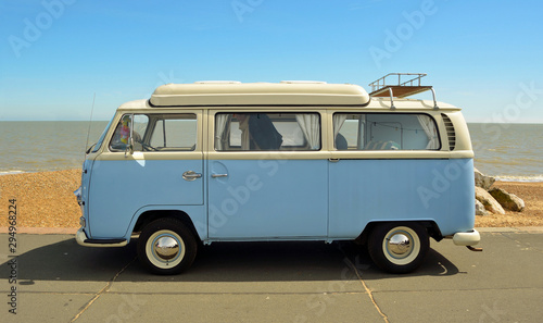 Cuadros en Lienzo Classic Blue and white Volkswagen camper parked on Felixstowe seafront promenade