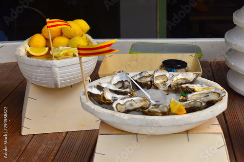 Fotomural Plate full of French oysters for sale on the local market in the town centre