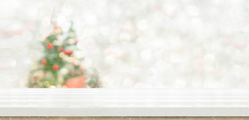 Fototapete - Empty white wood table top with abstract warm living room decor with christmas tree string light blur background with snow,Holiday backdrop,Mock up banner for display of advertise product