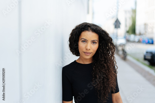 Fotomural Young intense woman staring at the camera