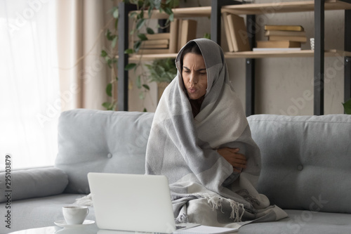 Cuadros en Lienzo Sick woman feel cold at home covered with blanket