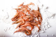 © superpin - Gambas frescas sobre hielo