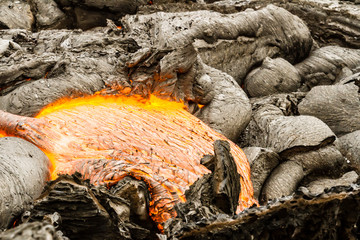 Canvas Print - Boiling flowing lava flow. Eruption of Volcano Tolbachik, Kamchatka Peninsula, Russia