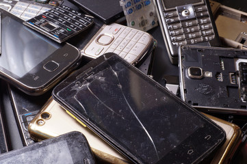 Telephones and smartphones of various types and generations not suitable for repair. Electronic scrap.