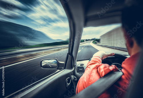 Cuadros en Lienzo The driver of the car rushes along the highway