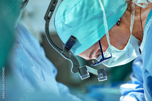Fotomural Female surgeon in operation room with reflection in glasses