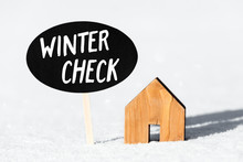 Kleines Haus Steht Im Schnee, Schild Mit Text Winter Check, Eigenheim Winterfest Machen