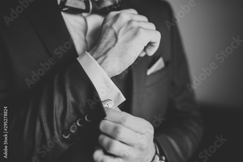 Fotografía Beautiful man, groom posing and preparing for wedding