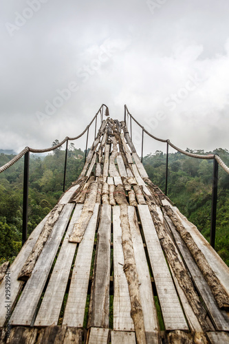 Plakat most we mgle  drewniany-most-nad-dzungla-ktory-urywa-sie-na-koncu