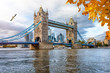 Blick auf die Tower Brücke und City von London an einem wolkigem Tag im im Herbst