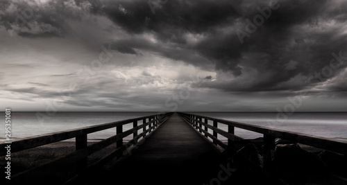 Fototapeta most 3d   jetty-do-wody-z-chmurami-burzowymi-na-wzburzonym-morzu