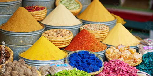 Cuadros en Lienzo Selection of spices on a Moroccan market