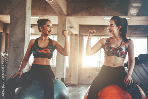 Fotomural Two women in sportswear workout at the gym, cinematic tone