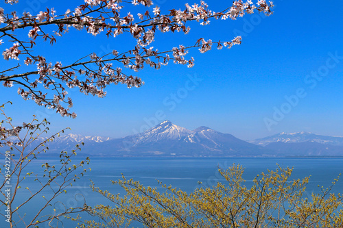 春の猪苗代湖と磐梯山 郡山市 湖南町 Stock Photo Adobe Stock