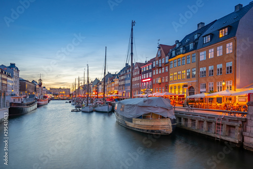 Photo Nyhavn landmark buildings in Copenhagen city, Denmark