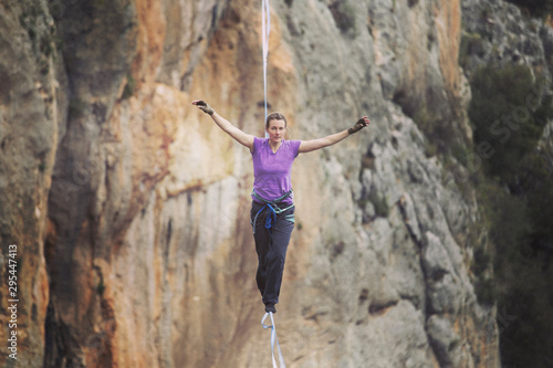 Fotomural A woman is walking along a stretched sling