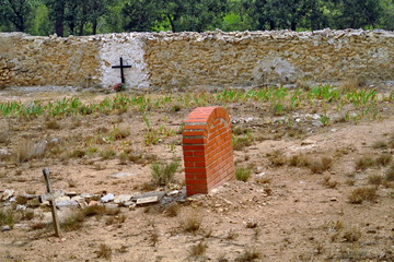 Sticker - Croix sur une tombe. Cimetière abandonné.