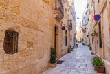Fototapeta Uliczki - Typical narrow street in Birgu town, Malta