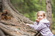 © mophoto - Mädchen füttert Eichhörnchen mit einer Haselnuss, Europäisches Eichhörnchen (Sciurus vulgaris)