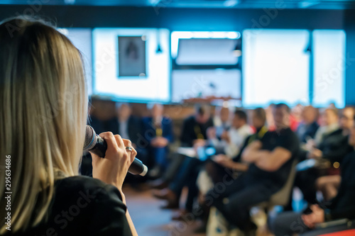 Fotomural Female presenter speaks to audiences