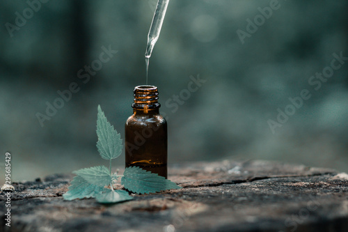 Fotografía bottle of essential oil aromatherapy modern apothecary