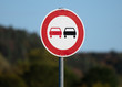 © Kostas Koufogiorgos - Verkehrsschild Überholverbot