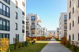 Fototapeta Londyn - Modern apartment buildings in a green residential area in the city