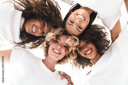 Fotomural Women multiracial friends looking at camera.