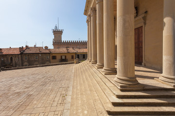 Wall Mural - One of the squares of San Marino (Italy). In the foreground is a building with a colonnade