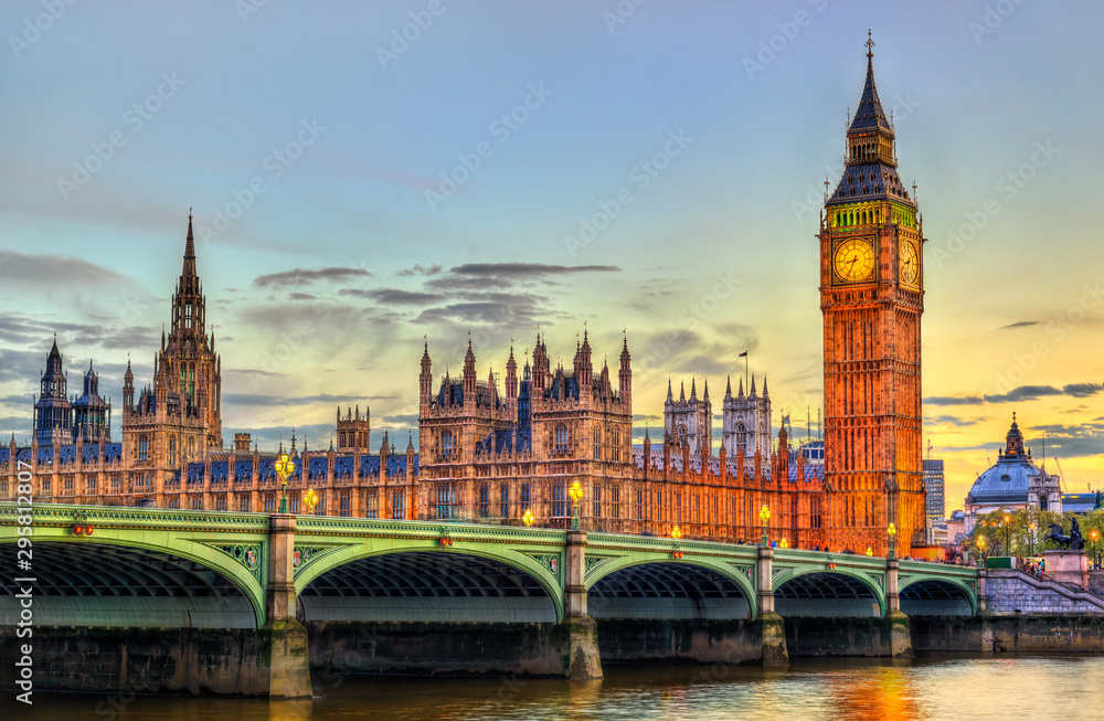 The Palace and the Bridge of Westminster in London at sunset - the United Kingdom - obrazy, fototapety, plakaty 