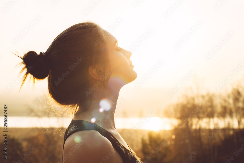 Close-up portrait of a pretty young woman in the sun - obrazy, fototapety, plakaty 