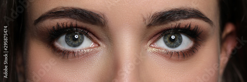 Fotografía Letterbox view of detailed pretty amazing female eyes