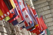 Viele internationale Fahnen wehen an am Eingang der Hofburg in Wien Österreich