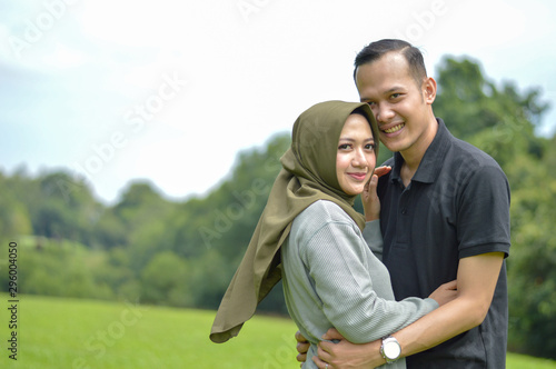 Fotografía lovely asian Muslim young couple embracing at outdoors