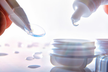 Poster - Applying liquid in contact lens case to place one